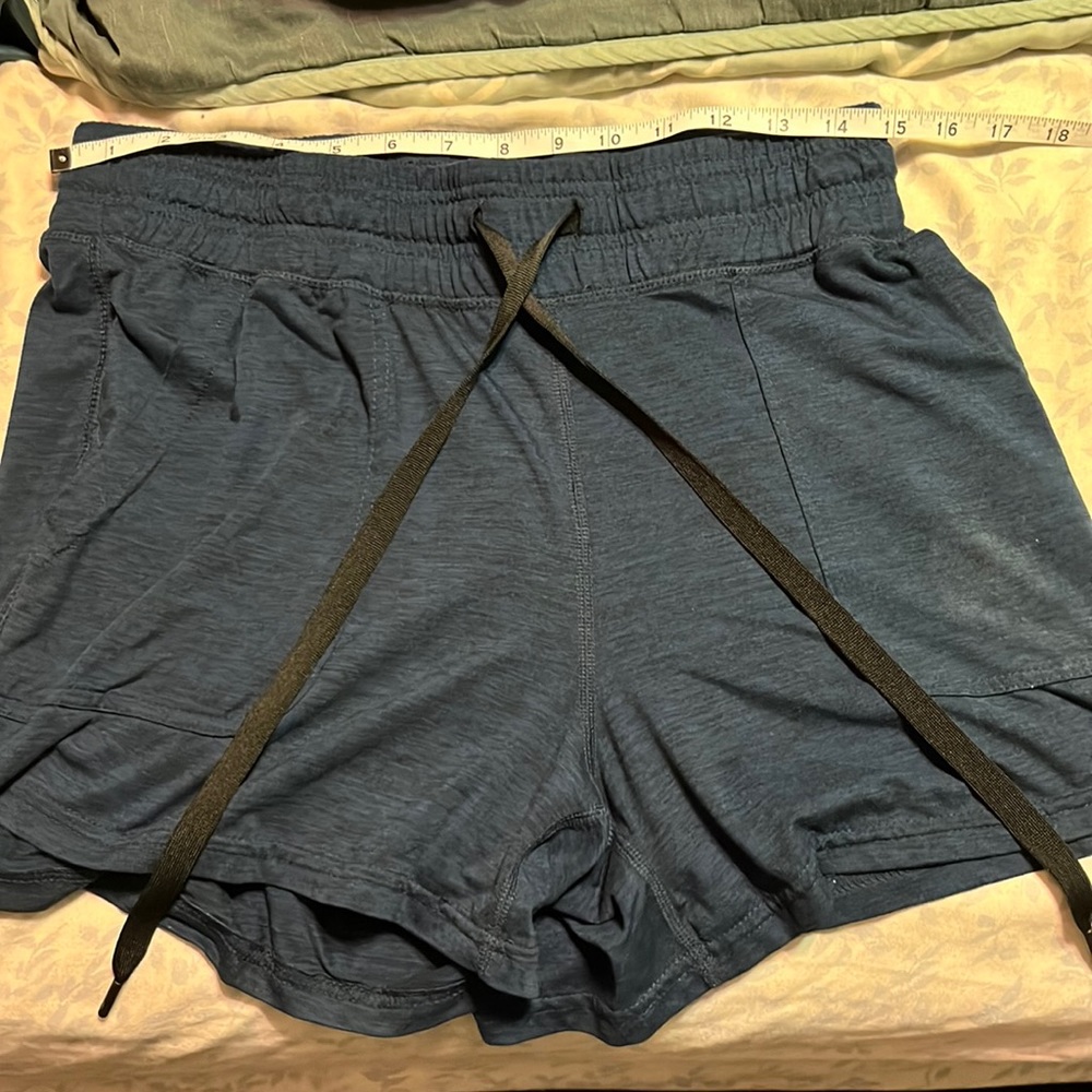 Amazon Essentials Women's Brushed Tech Stretch Short, women’s medium, navy